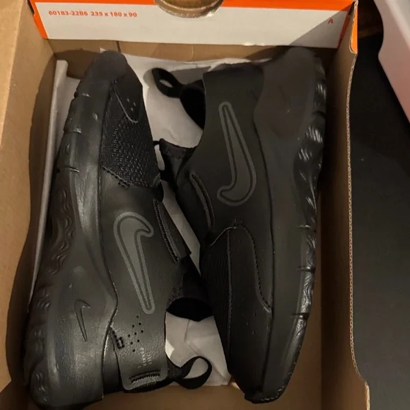 Nike Kids All-Black Sneakers - Picture 3 of 4